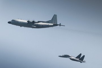 Chinese Y-9FQ patrol aircraft escorted by J-16 fighter jet. (Source: @欧阳潼舢/Weibo)