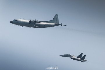 Chinese Y-9FQ patrol aircraft escorted by J-16 fighter jet. (Source: @欧阳潼舢/Weibo)