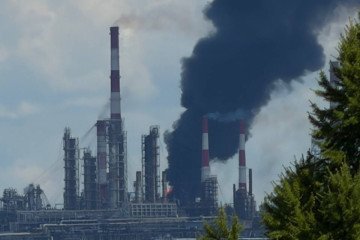 Black smoke billows from the Bashneft-UNPZ oil refinery in Ufa following a Ukrainian long-range drone strike. (Source: Exilenova+ monitoring channel)
