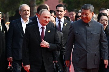 Russia's leader Vladimir Putin walks with China's President Xi Jinping. (Source: Getty Images)