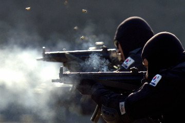 Illustrative image. South Korean police SWAT members fire their weapons during a drill in Seoul, 23 December 2004. Illustrative image. South Korean police SWAT members fire their weapons during a drill in Seoul, 23 December 2004.