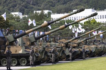 Two K9 self-propelled howitzers and two K2 Black Panther tanks are on display in Gyeryong, South Chungcheong Province, South Korea, on September 29, 2025. Illustrative photo. (Source: Getty Images)