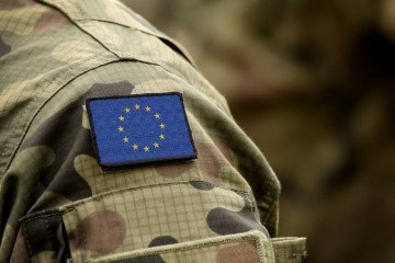 Uniforme militar con bandera de la Unión Europea en debate sobre defensa europea ejército europeo uniforme militar bandera Unión Europea defensa Europa España OTAN seguridad europea fuerzas armadas UE integración militar Europa crisis seguridad Europa abril 2026