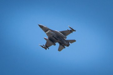 A Polish Air Force F-16 Fighting Falcon fighter aircraft flies over Warsaw, Poland, on June 12, 2026. Illustrative photo. (Source: Getty Images)