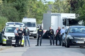Police and military EOD specialists at the scene near Danish Defense Minister Jeppe Bruus’ home following the discovery of a drone. (Source: Presse-fotos)