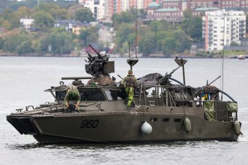 Embarcación de asalto rápido CB90 de la Marina de Suecia en Estocolmo Fotografía ilustrativa de una lancha rápida de asalto CB90 de la Marina de Suecia navegando en las aguas de Estocolmo.