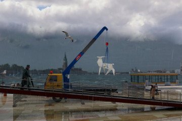 A rendering of the “Origami Deer” sculpture on display in a public space in Venice. (Source: Suspilne Culture)