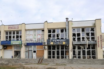 Russian Drone Drops Explosive on Store in Kherson Region, Killing a 53-Year-Old Woman Russian Drone Drops Explosive on Store in Kherson Region, Killing a 53-Year-Old Woman