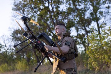 A Ukrainian soldier of the 127th Heavy Mechanized Brigade carries a Heavy Shot UAV. (Source: Getty Images)