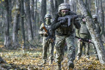 Ukrainian soldiers of the 54th Mechanized Brigade named after Hetman Ivan Mazepa during military training on October 1, 2025 in Ukraine. (Source: Getty Images)