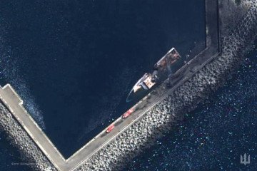 Satellite imagery released by the Ukrainian Navy confirms the destruction of Russia’s Izumrud patrol ship while moored at a pier. (Source: Ukrainian Navy)