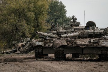 Ukrainian soldiers examine an abandoned Russian T‑90A tank in Kyrylivka, Kharkiv region, shortly after the area was retaken. September 30, 2022. (Source: Getty Images)