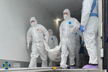 Ukrainian forensic teams transfer repatriated remains during a return operation on May 16, 2026. (Source: Security Service of Ukraine)
