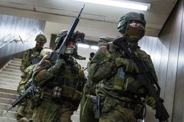 Bundeswehr soldiers conduct night-time counterattack training at Berlin’s Jungfernheide station during Operation "Bollwerk Bärlin," simulating a subway assault with mass casualties. (Source: Getty Images)