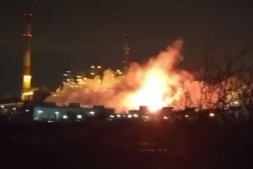 Fire engulfs the Saratov oil refinery following a Ukrainian drone strike, March 21, 2026. (Source: Exilenova+)
