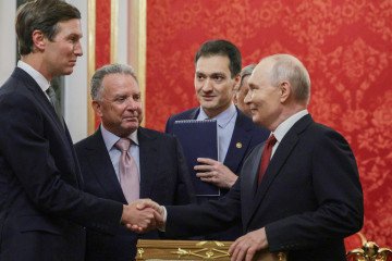 Russia's leader Vladimir Putin welcomes US special envoy Steve Witkoff and Jared Kushner prior to their talks in Moscow on September 5, 2026. (Source: Getty Images)