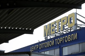 Kremlin Seizes Metro Retail Assets and Places Them Under Russian Management A logo sits on display above a Metro AG Cash & Carry supermarket store in Moscow, Russia. (Source: Getty Images)