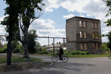 Las tropas rusas disparan deliberadamente a un ciclista civil en un pueblo de Donetsk rusia noticias zona de guerra ucrania hoy ucrania noticias noticias con imágenes