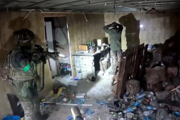 Ukrainian Soldier Captures Russian Serviceman Near Lyman, January 2026. (Photo: SBGS)