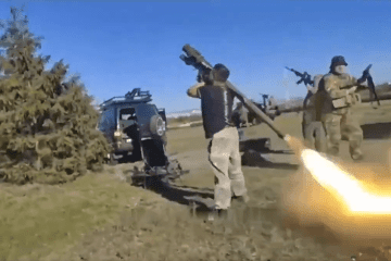 Equipo móvil ruso intentando interceptar un dron en Belgorod Un equipo de fuego móvil ruso, compuesto por varios efectivos, disparando armamento para intentar interceptar un dron ucraniano en la región de Belgorod, Rusia.