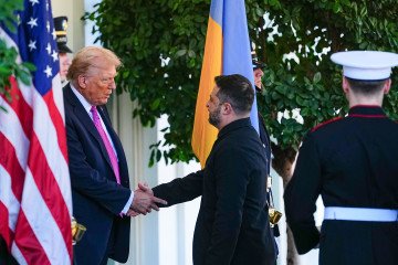 El presidente de Estados Unidos, Donald Trump, y el presidente ucraniano, Volodymyr Zelenskyy, se dan la mano fuera del Ala Oeste de la Casa Blanca durante una reunión en Washington, octubre de 2025. (Fuente: Getty Images)