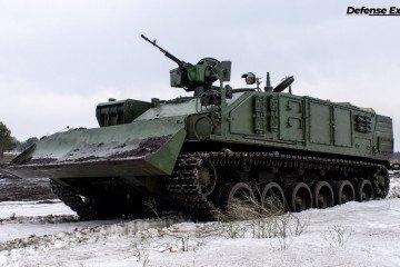 El vehículo blindado de recuperación ucraniano BREM-84 “Athlete” durante un entrenamiento de campo en condiciones invernales. (Fuente: Defense Express)