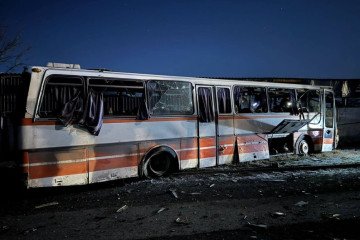 Autobús que transportaba a mineros de la empresa energética DTEK tras finalizar su turno, atacado por drones rusos en la ciudad de Ternivka, en el distrito de Pavlohrad de la región de Dnipropetrovsk, el 1 de febrero de 2026 (Foto: Serhii FLASH/Telegram).