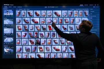 A demonstrator explains how video content analytics software BriefCam benefits from a 5G connection at Verizon Communications Inc.'s 5G tech showroom and production studio in London, UK, on February 12, 2020. (Source: Getty Images)