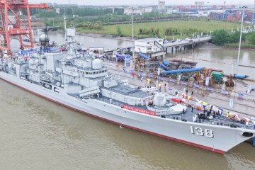 PLA Navy destroyer Hangzhou (DDG-136) following deep modernization, equipped with new Chinese missile systems and vertical launch cells, April 2026. (Source: Defense Express)
