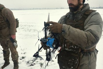 Illustrative image: a soldier from the 13th Khartiia Brigade of Ukraine’s National Guard shows an FPV drone tangled in a special net during the tests of the net gun in Ukraine, on January 7, 2026. (Source: Getty Images)