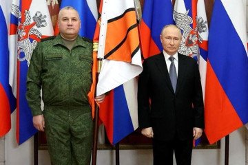 Russian Lieutenant General Sergei Milchakov and Russian leader Vladimir Putin. (Source: Vazhnye Istorii)