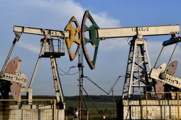 Russia’s Oil Revenues Are in a Free Fall: Down $25 Billion in 2025, Crude Sells for Half Price