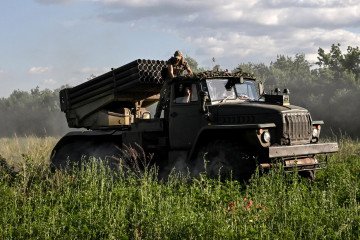 Soldiers from the 148th Separate Artillery Zhytomyr Brigade of the Ukrainian Airborne Forces operate a BM-21 Grad multiple launch rocket system in the Oleksandrivka sector, Dnipropetrovsk region, Ukraine, on June 22, 2026. (Source: Getty Images)