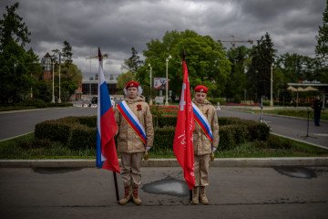 From Classrooms to Boot Camps: Russia Militarizes Schools in Temporarily Occupied Donbas Members of Russia's Yunarmiya (Young Army) youth patriotic movement stand with a Russian tricolor flag during a ceremony dedicated to the Victory Day in Moscow on May 8, 2025. Illustrative photo. (Source: Getty Images)