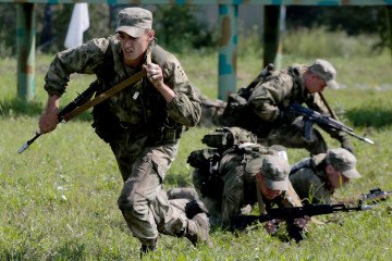 Russian soldiers of the armed participants attend the “Scout Trail” obstacle course in Novosibirsk Region, Russia on August 2, 2017. Illustrative photo. (Source: Getty Images)