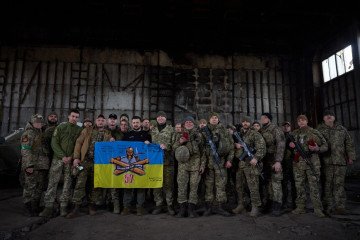 Illustrative image. Ukrainian President Volodymyr Zelenskyy (5th L) poses for a photo with Ukrainian soldiers during his visit to the Bakhmut frontline in Donetsk region, Bakhmut, Ukraine, on March 22, 2023. (Source: Getty Images)