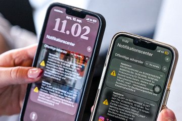 The alert for the nationwide warning day is displayed on the smartphones of tourists from Denmark in Berlin, Germany. (Source: Getty Images)