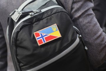A patch featuring the flags of Ukraine and Norway is on a backpack during a meeting with representatives of the Association of Frontline Cities and Communities in Kharkiv, Ukraine, March 5, 2026. Illustrative photo. (Source: Getty Images)