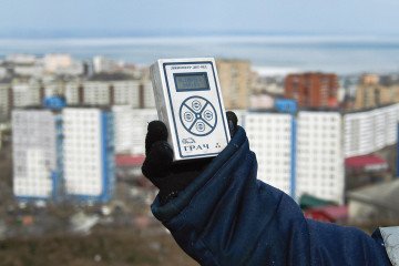 Russia Introduces New National Standard for Detecting Radioactive, Chemical, and Biological Contamination A meteorologist holds a dosimeter, showing radiation levels in the Russian Far East city of Vladivostok on March 14, 2011. Illustrative photo. (Source: Getty Images)