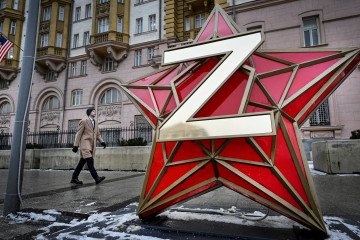 A man walks past a New Year decoration the Kremlin star, bearing a Z letter, a tactical insignia of Russian troops in Ukraine, installed in front of the US Embassy in Moscow on December 15, 2025. Illustrative photo. (Source: Getty Images)