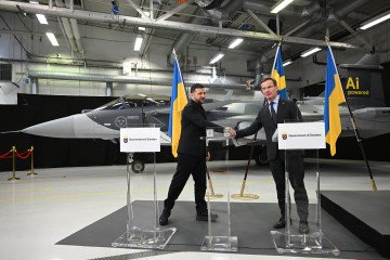 Swedish Prime Minister Ulf Kristersson and Ukrainian President Volodymyr Zelenskyy shake hands in Linköping, Sweden, on October 22, 2025, after announcing a deal for Ukraine to acquire 100–150 Saab Gripen jets. (Source: Getty Images)