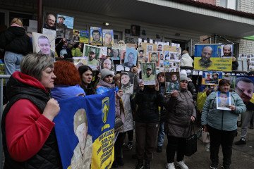 Families of Ukrainian prisoners of war and missing persons came out with photos of their loved ones in the hope of seeing them among those exchanged. (Source: Getty Images)