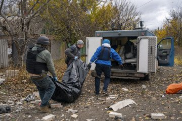 Volunteers from the NGO Prolinska recover the body of a resident after an airstrike in the city of Kostiantynivka, Ukraine, on November 1, 2025. Illustrative photo. (Source: Getty Images)