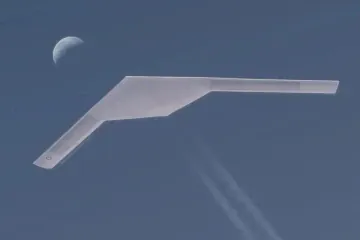 Side view of a suspected RQ-180 in flight, highlighting its low-observable profile against the sky. (Photo: Open source)