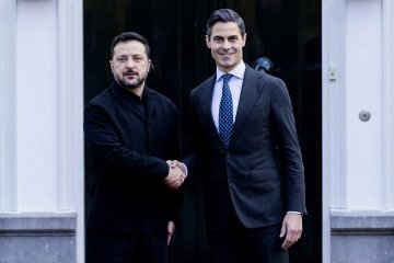 Ukraine Teams Up With the Netherlands for Next-Gen Air Defense Project Bliksem Ukraine’s President Volodymyr Zelenskyy and Dutch Prime Minister Rob Jetten. (Source: Getty Images)