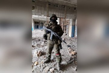 A man identified by AFP as a Bangladeshi recruit stands in military gear inside a damaged building after reportedly being recruited into the Russian army. Illustrative photo. (Source: AFP)