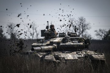 Ukrainian crews operate and fire the tanks on ranges in tough terrain in the Donetsk region, Ukraine, on April 26, 2023. (Source: Getty Images)