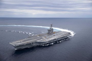El USS Abraham Lincoln realiza un giro a alta velocidad durante las pruebas en el mar, mayo de 2017. (Fuente: Wikimedia) iran