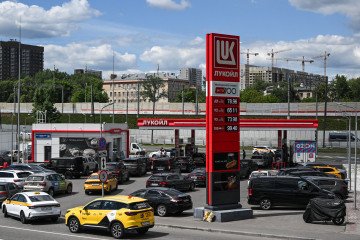 “The Most Alarming Part Is That the Crisis Is Only Beginning”: Analyst on Russia’s Fuel Shortage People queue to refuel their cars at a Lukoil petrol station in Moscow. (Source: Getty Images)