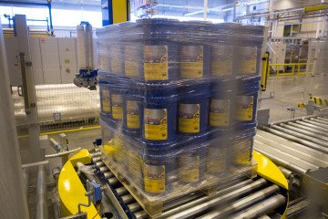 A sealed a pallet containing tubs of Shell Rimula 10w-40 motor engine oil moves along the production line at the Royal Dutch Shell Plc lubricants blending plant in Torzhok, Russia, on February 7, 2018. (Source: Getty Images)